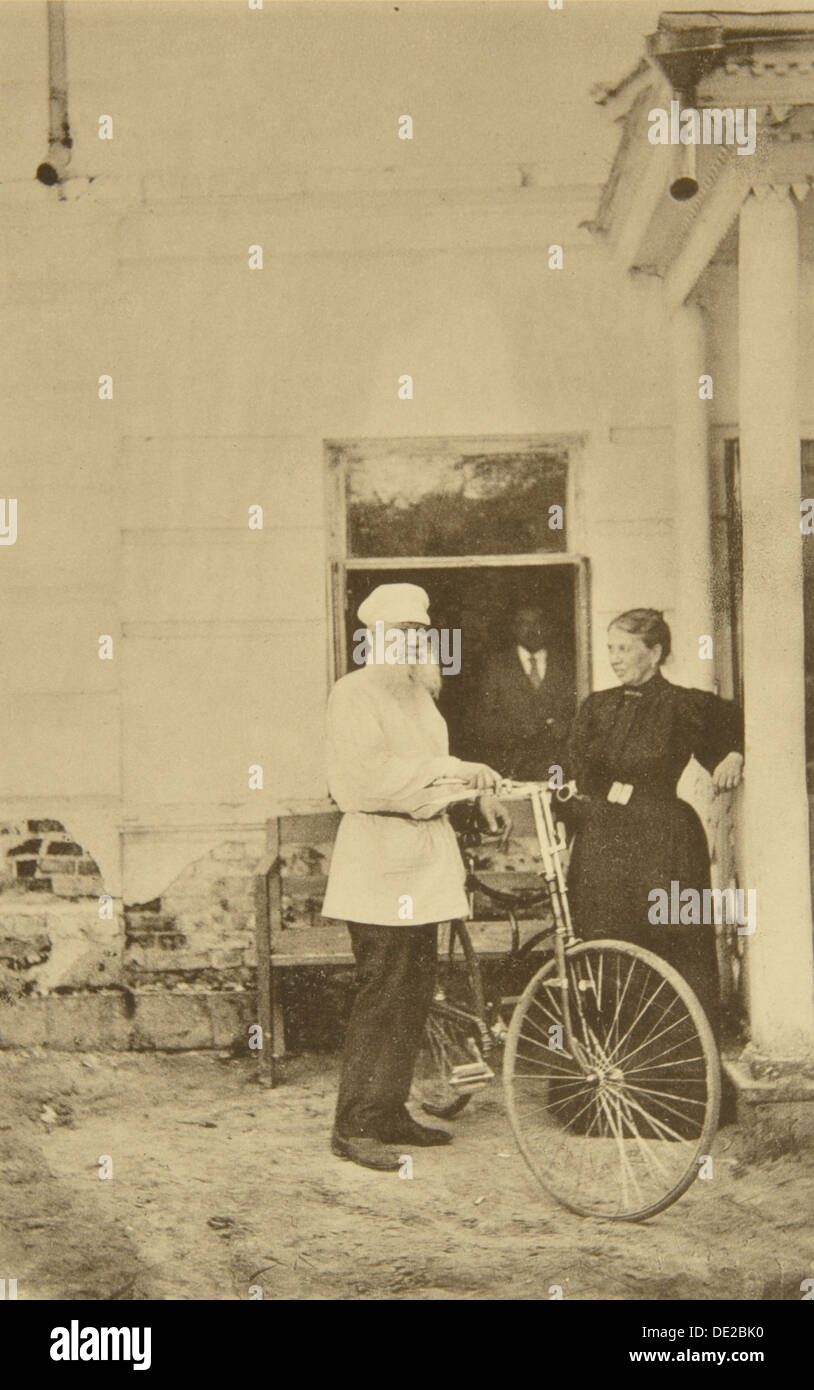 Russische Schriftsteller Leo Tolstoy mit einem Fahrrad, Russland, der 1890er Jahre. Künstler: Sophia Tolstaya Stockfoto