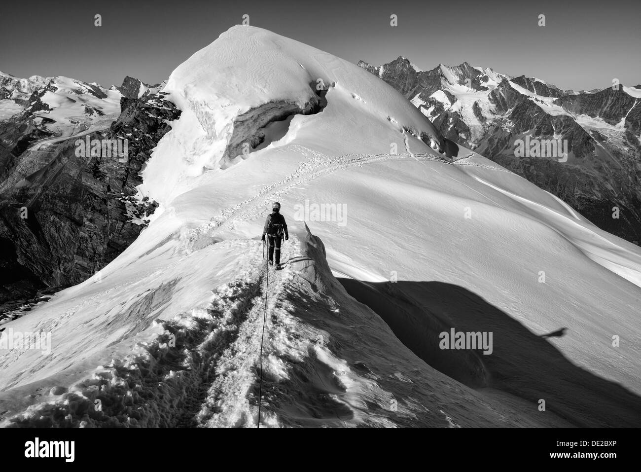 Ein Kletterer einen alpine Gletscher absteigend Stockfoto