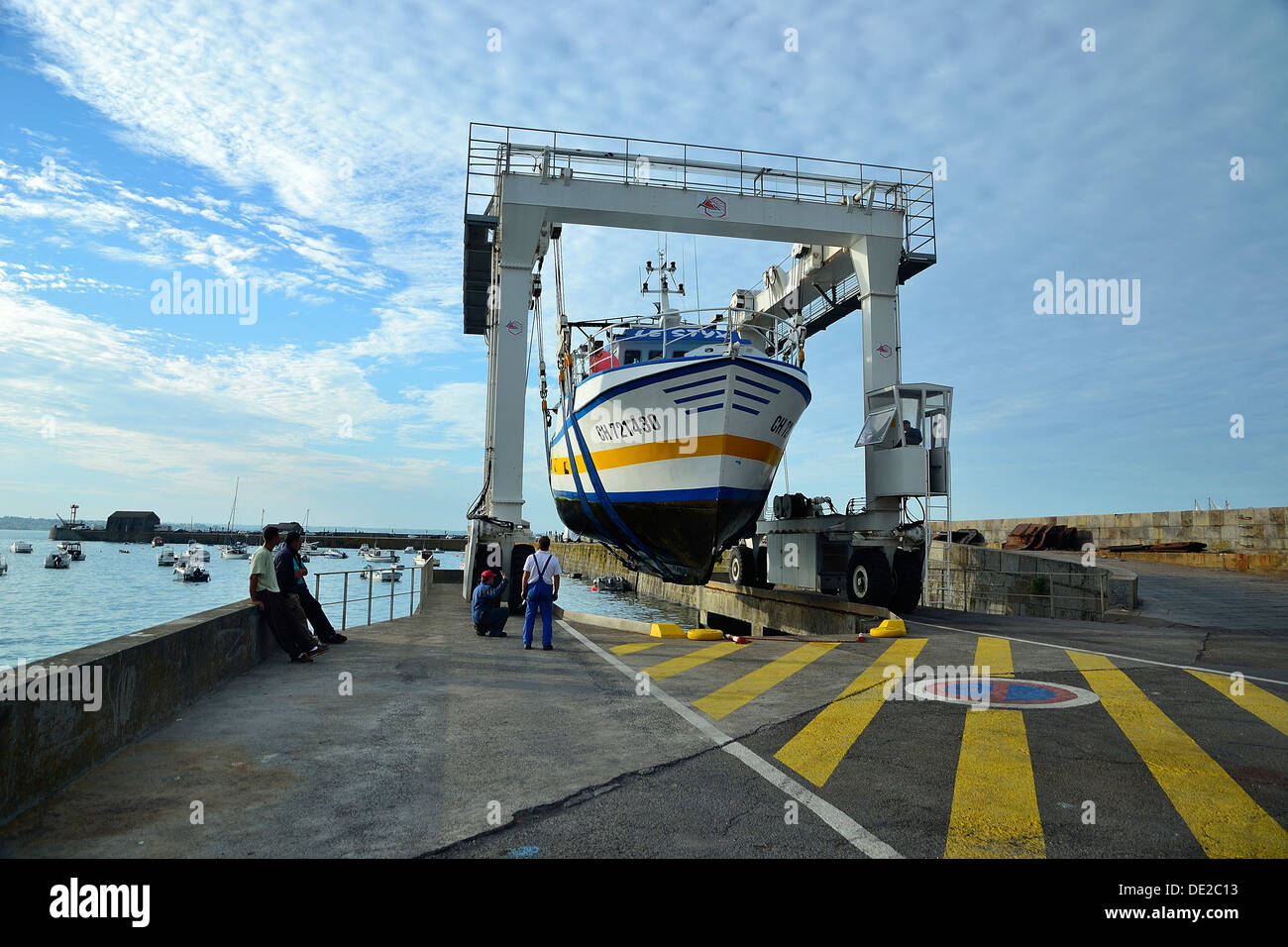 Mobile heben, Kran oder Derrick Schiffe aus dem Wasser heben und transportieren sie zum Boot yard für Service und Reparatur. Stockfoto