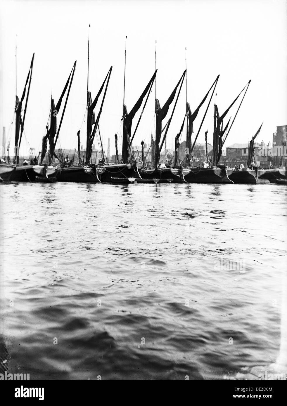 Topsail Kähne am Anker auf der Themse, einige mit topsails abgesenkt, London, c 1905. Artist: Unbekannt Stockfoto