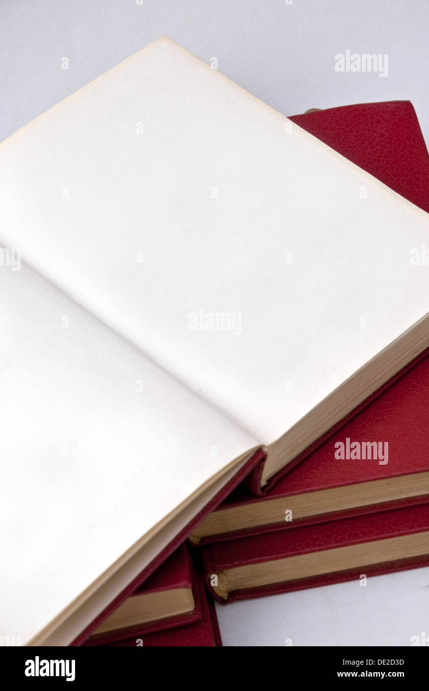 Aufgeschlagenes Buch liegen auf andere Bücher, Nahaufnahme Stockfoto