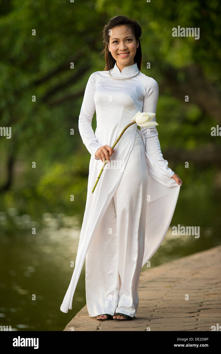 Junge Dame waring Ao Dai (vietnamesische Nationaltracht) Hoan Kiem See, Hanoi, Vietnam Stockfoto