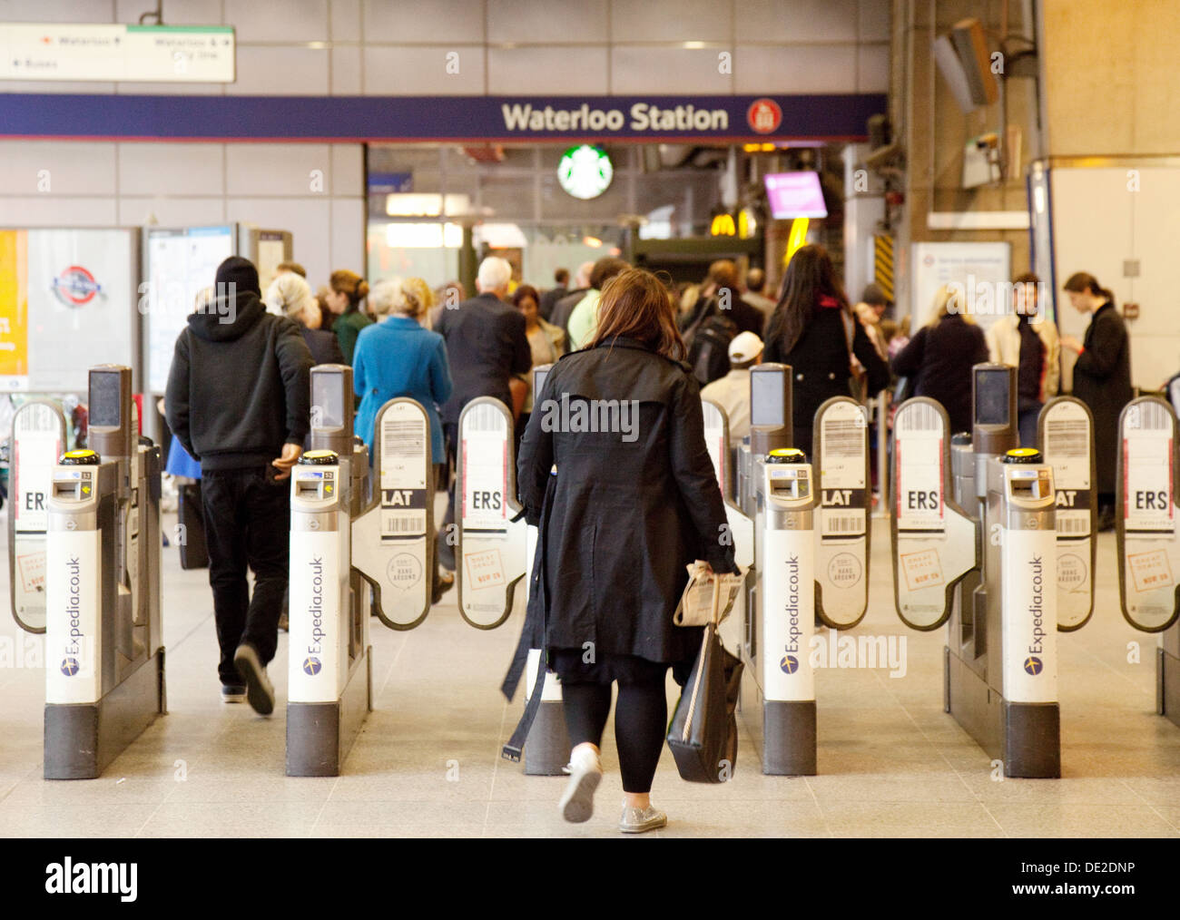 Fahrgäste im Eisenbahnverkehr in Waterloo Station, London UK Stockfoto