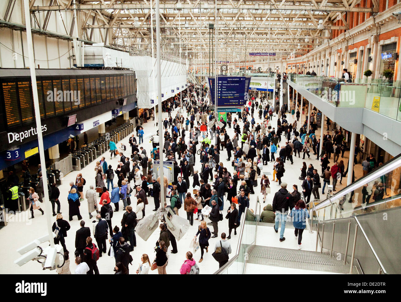Waterloo Bahnhofshalle; Masse von Leuten an der abendlichen Hauptverkehrszeit, London England Großbritannien Stockfoto