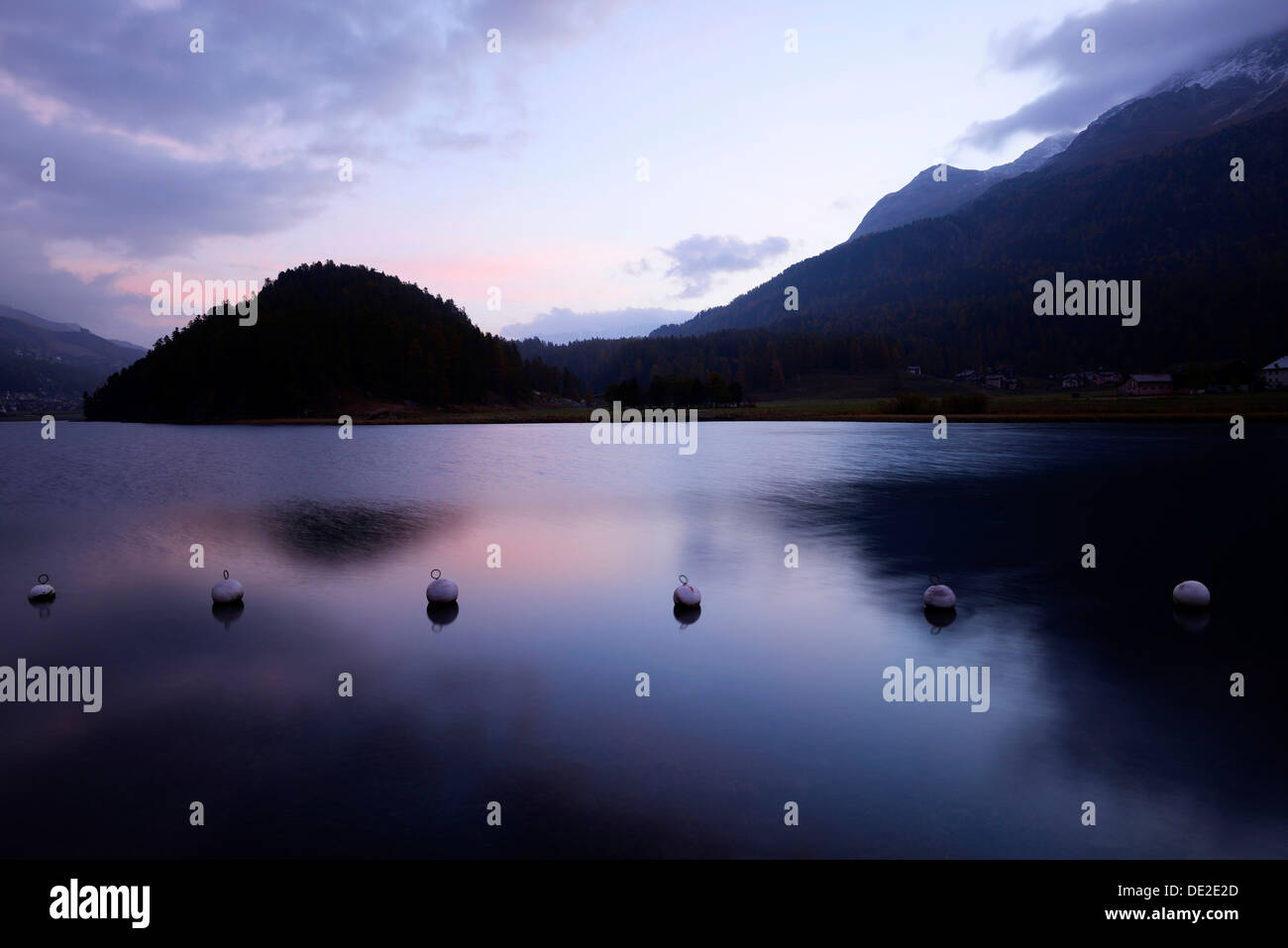 Frühmorgens am See Champferersee, St. Moritz, Engadin, Kanton Graubünden, Schweiz, Europa Stockfoto