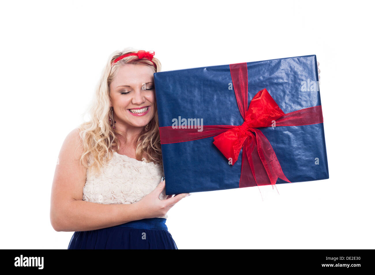 Glückliche Frau halten großes Geschenk, isoliert auf weißem Hintergrund. Stockfoto