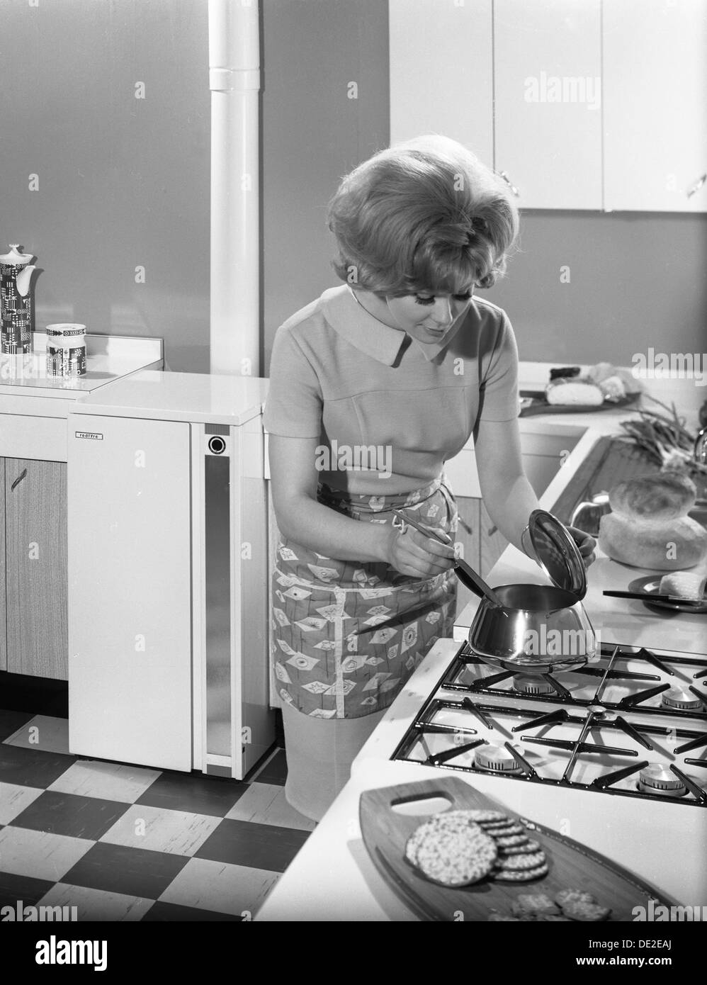 Küche-Szene, Warwick, Warwickshire, 1966. Künstler: Michael Walters Stockfoto