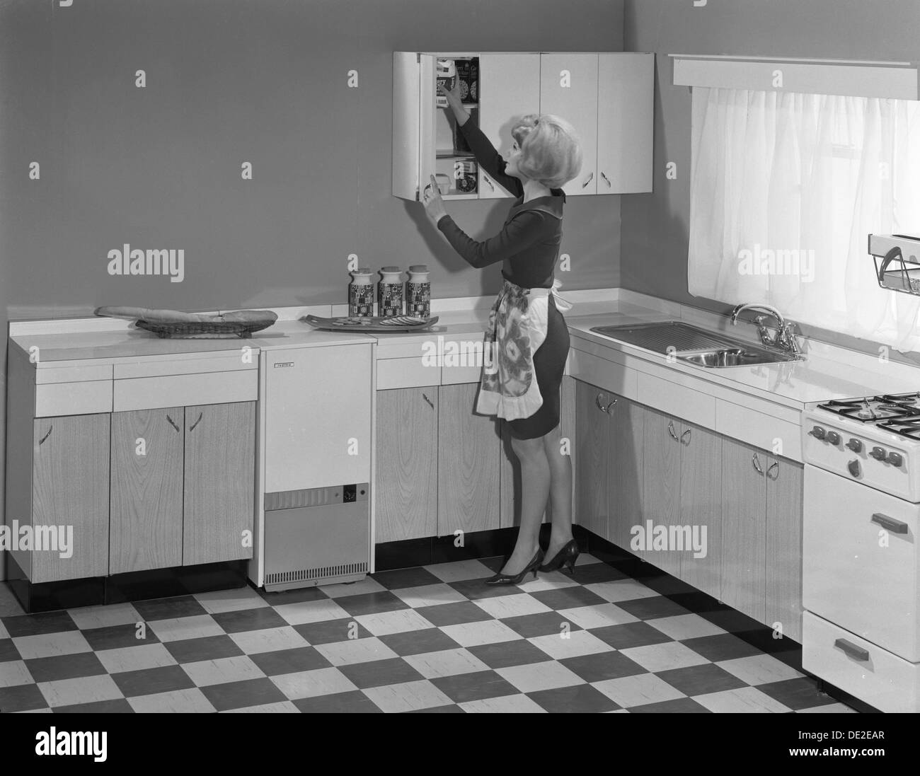 Küche-Szene, Warwick, Warwickshire, 1966. Künstler: Michael Walters Stockfoto