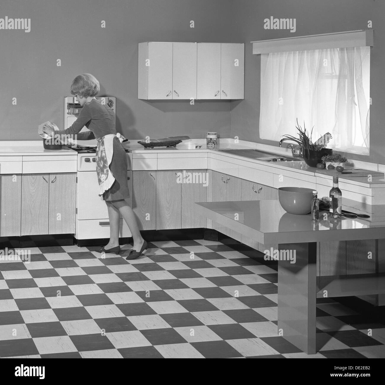 Küche-Szene, Warwick, Warwickshire, 1966. Künstler: Michael Walters Stockfoto