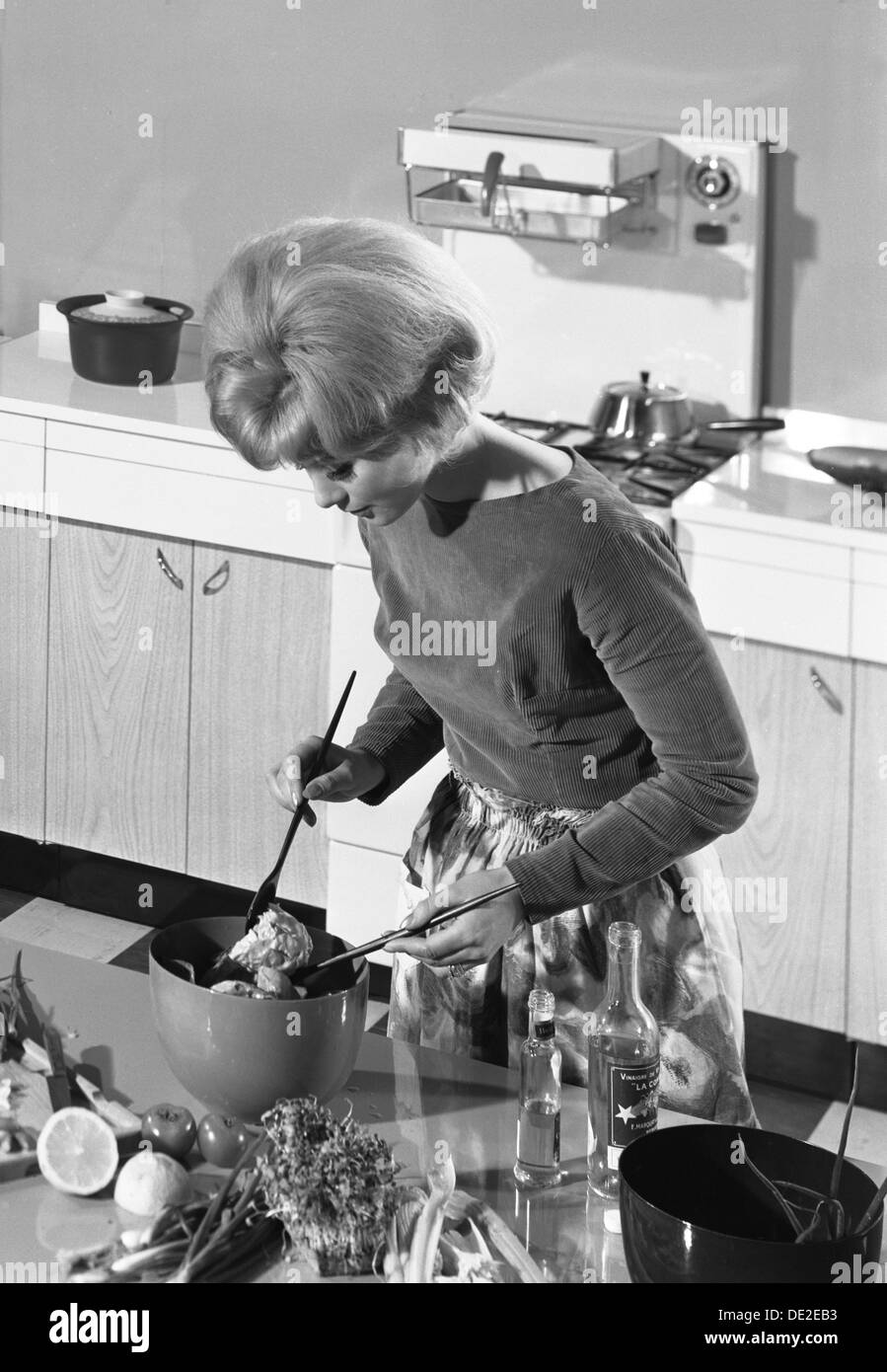 Küche-Szene, Warwick, Warwickshire, 1966. Künstler: Michael Walters Stockfoto