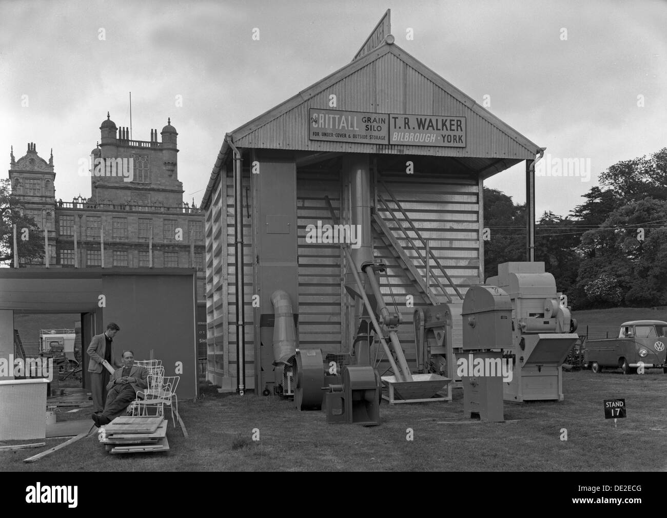 Landwirtschaftlichen Stand auf der Royal Show in Wollaton Hall, Nottingham, Nottinghamshire, Juli 1954. Künstler: Michael Walters Stockfoto