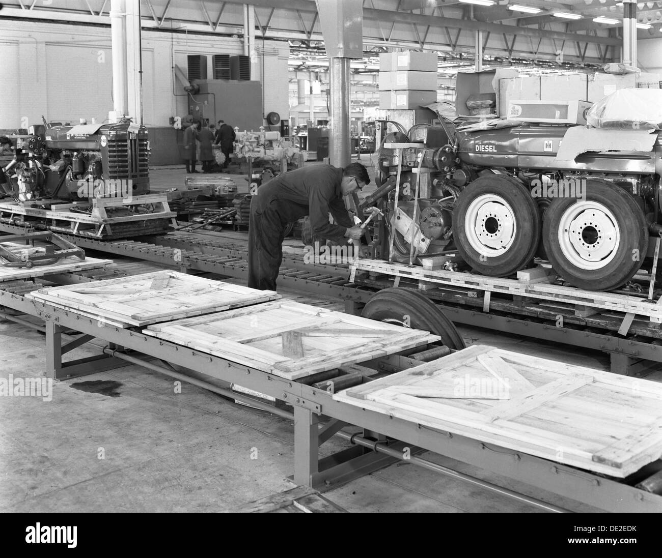 Verpackung-Abschnitt, International Harvester Traktor-Fabrik, Doncaster, South Yorkshire 1966. Künstler: Michael Walters Stockfoto