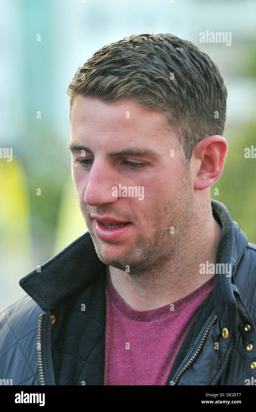 Waliser internationalen Rugby-union-Spieler und Cardiff Blues Flügelspieler Alex Cuthbert, kurz vor dem Start 2013 Cardiff 10k Rennen Stockfoto