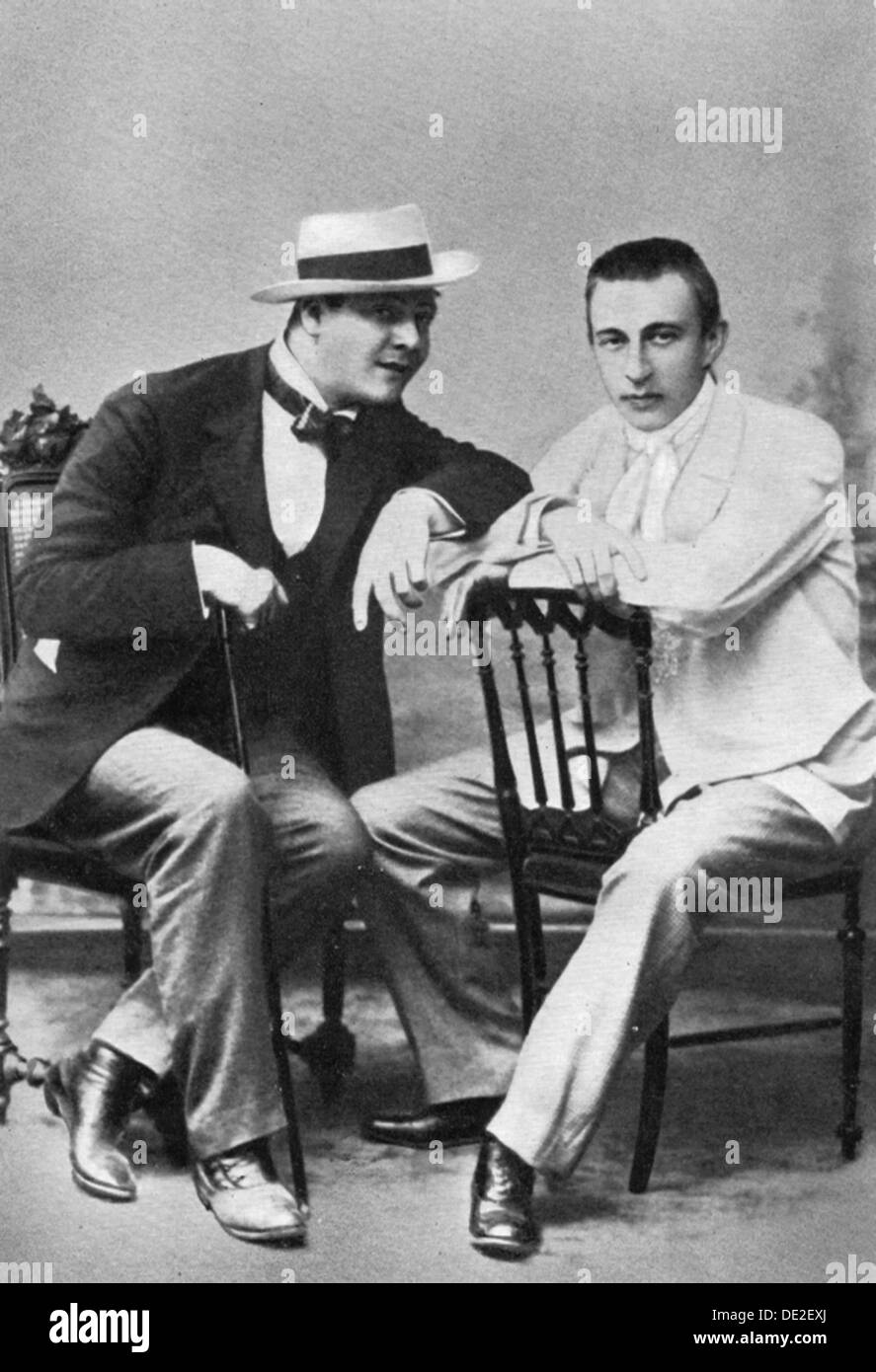 Russische Opernsängerin Feodor Schaljapin mit Komponist und Pianist Sergej Rachmaninow, c 1890. Artist: Unbekannt Stockfoto
