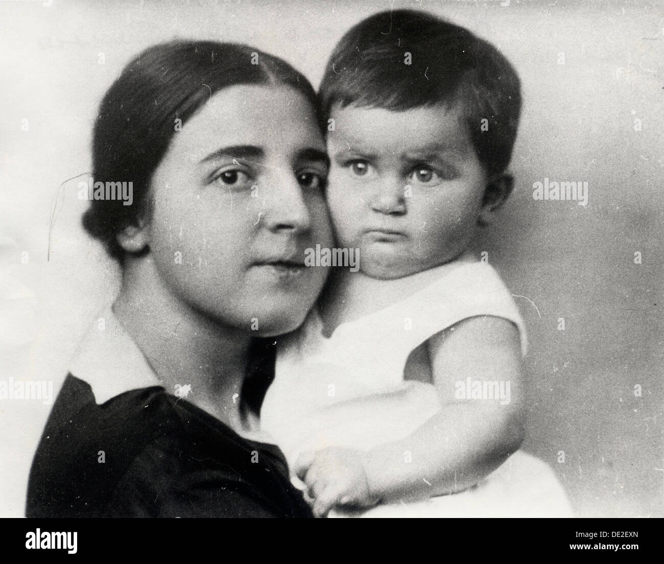 Nadezhda Alliluyeva, zweite Ehefrau von Josef Stalin, und ihre Tochter Swetlana Alliluyeva, 1927. Artist: Unbekannt Stockfoto