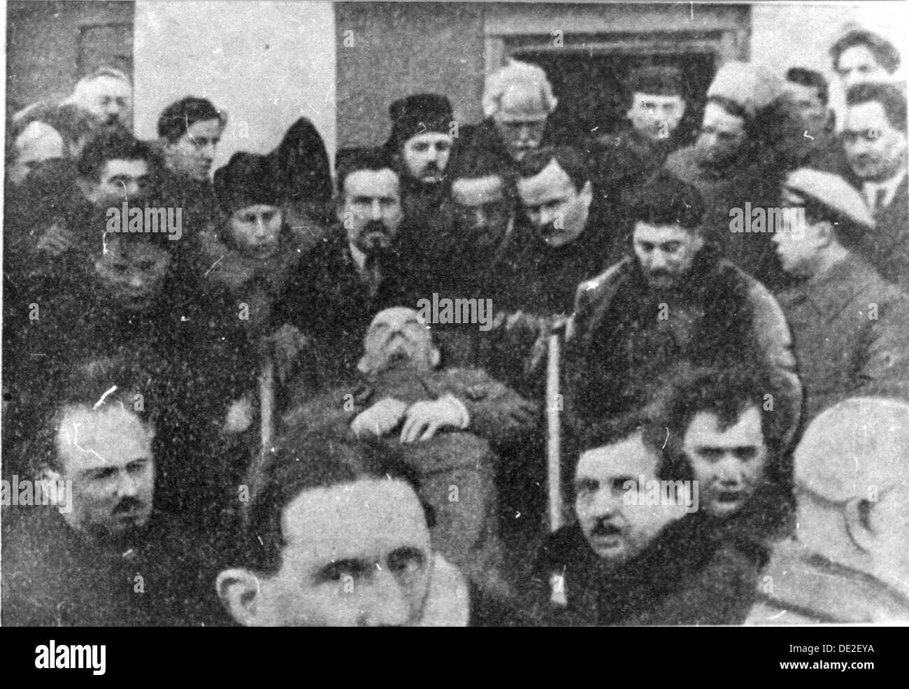 Die Mitglieder des Zentralkomitees, die Lenins Sarg, 27. Januar, 1924. Artist: Unbekannt Stockfoto