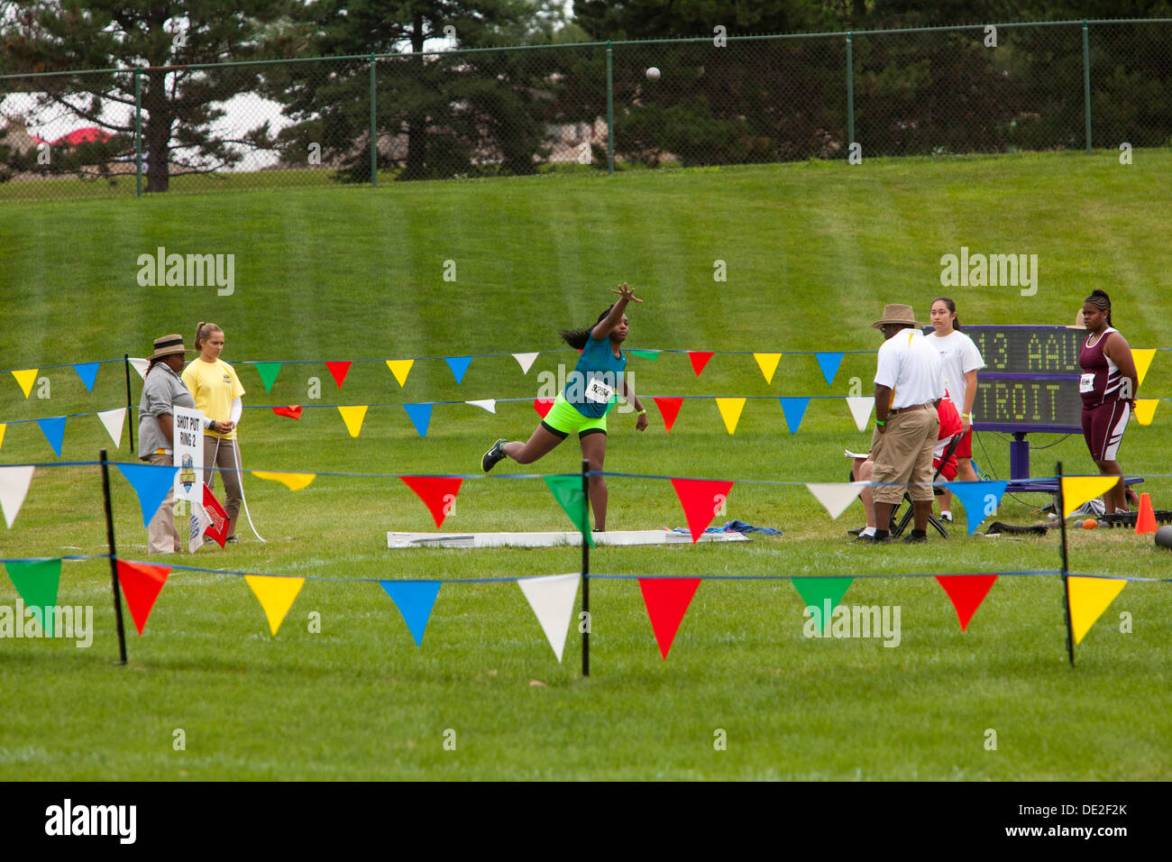 Ypsilanti, Michigan - Kugelstoß-Wettbewerb während der Leichtathletik-Veranstaltungen bei den Olympischen Spielen in AAU Junior. Stockfoto