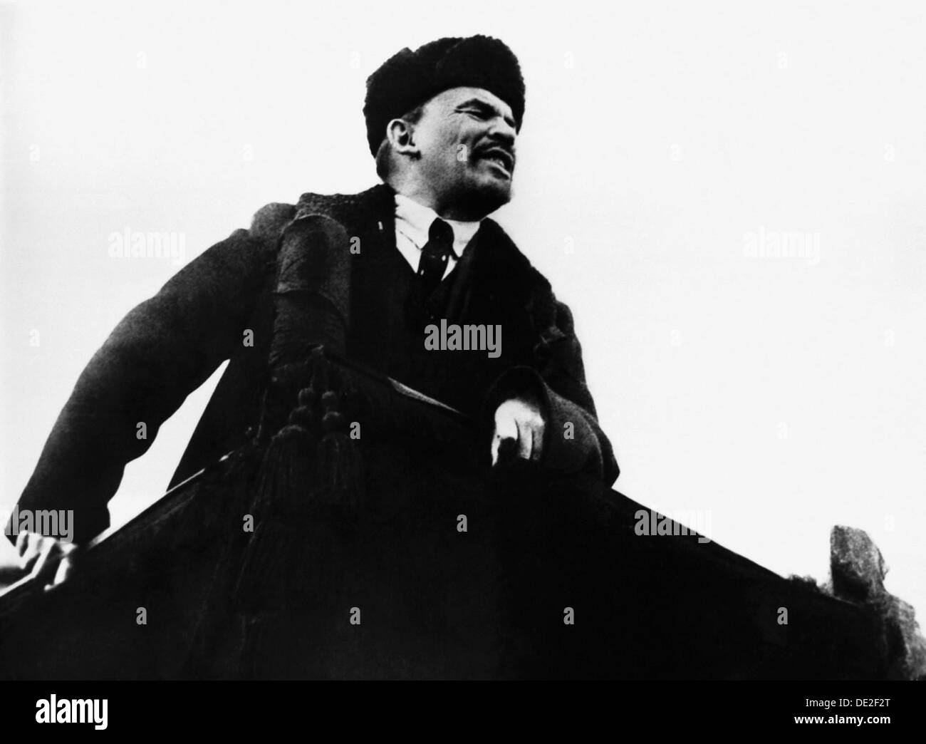 Wladimir Lenin Ilich, russischen bolschewistischen revolutionären Führer, sprechen von einer Kanzel, 1917. Artist: Unbekannt Stockfoto