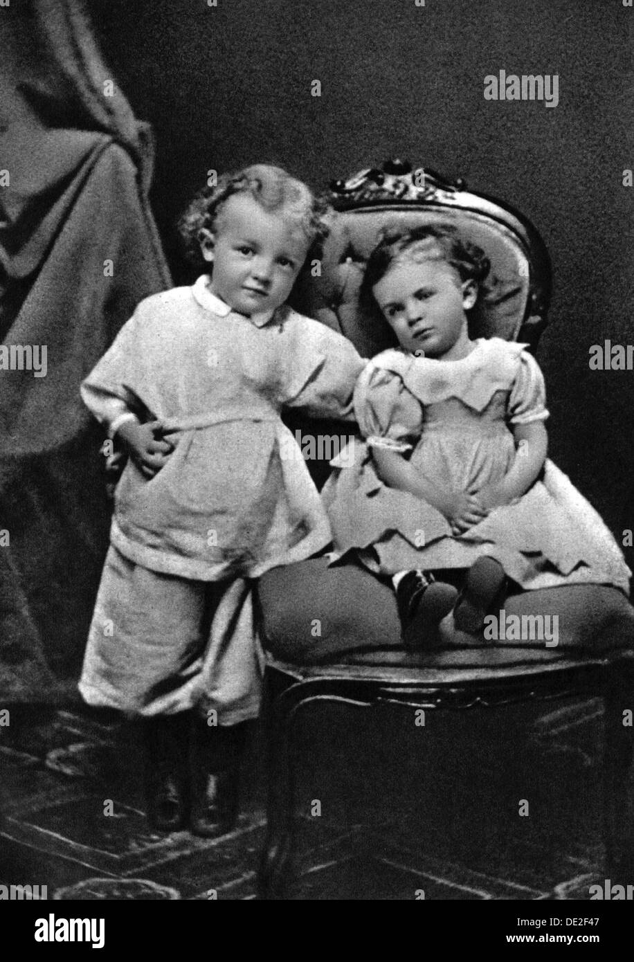 Wladimir Lenin Ilich, russischen bolschewistischen revolutionären Führer, im Alter von 4, mit seiner Schwester Olga, 1874. Artist: Unbekannt Stockfoto