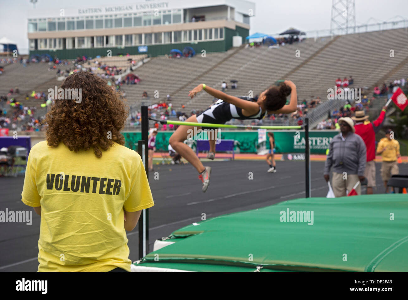Ypsilanti, Michigan - Hochsprung-Wettbewerb während der Leichtathletik-Veranstaltungen bei den Olympischen Spielen in AAU Junior. Stockfoto