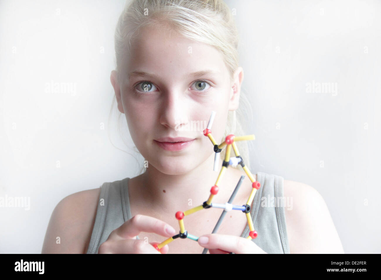 Bau ein Molekülmodell Mädchen Stockfoto