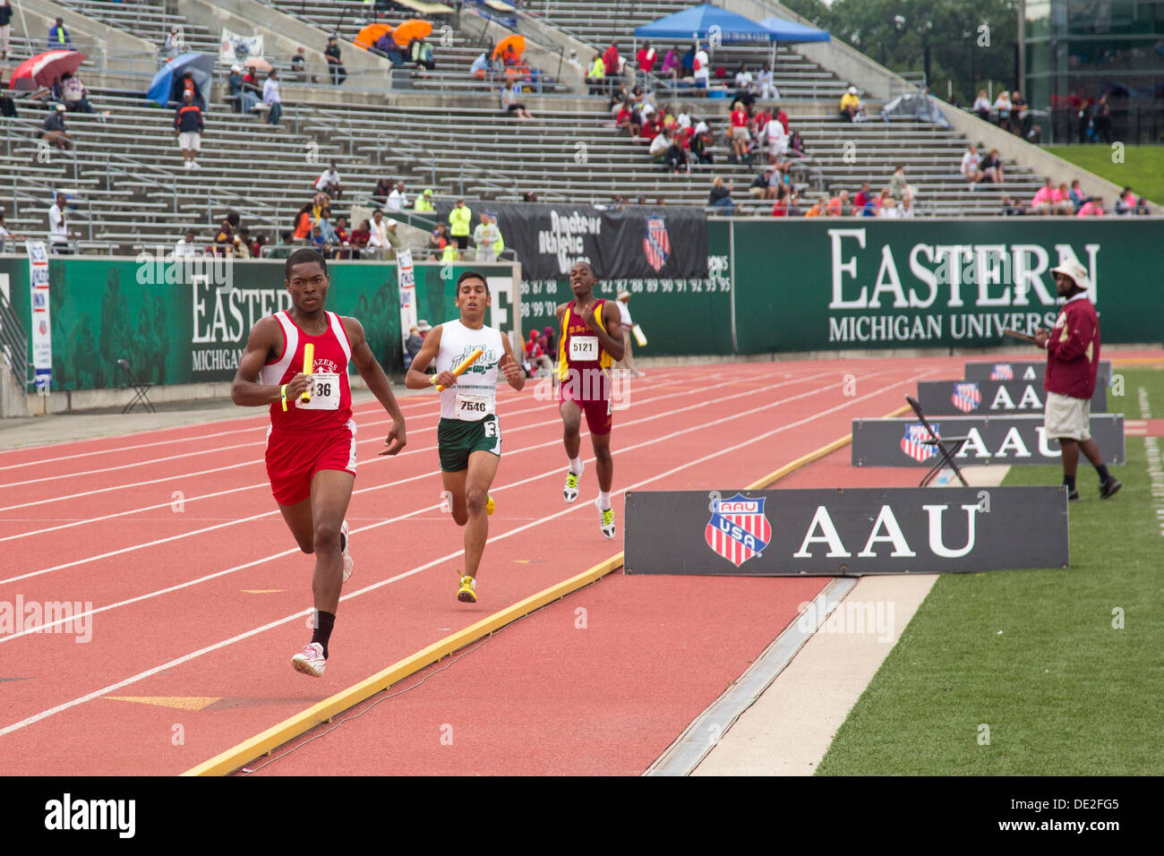 Ypsilanti, Michigan - Staffellauf Wettbewerb während der Leichtathletik-Veranstaltungen bei den Olympischen Spielen in AAU Junior. Stockfoto