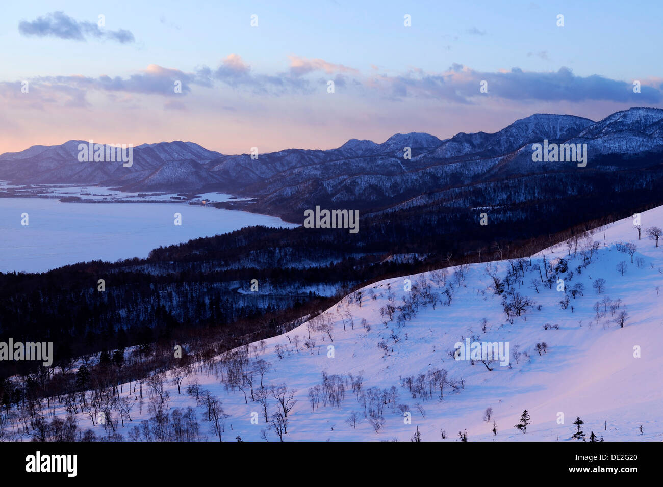 See Kussharo in der Morgendämmerung, vom Pass, Akan-Nationalpark, Bihoro, Hokkaido, Japan Stockfoto