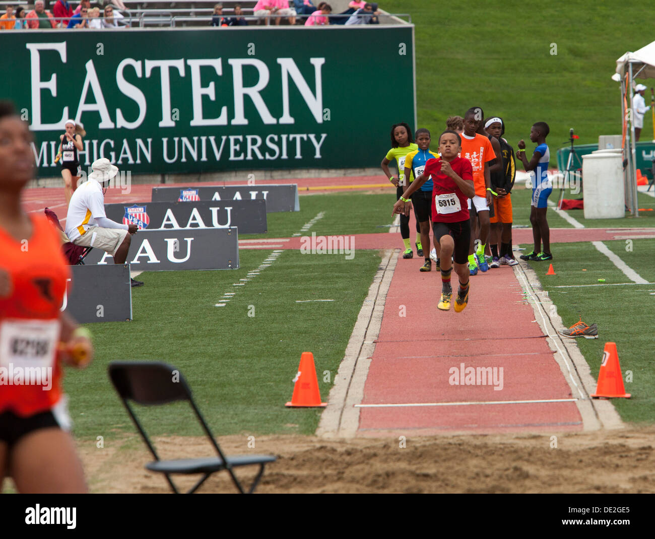 Ypsilanti, Michigan - Boys-Weitsprung-Wettbewerb während der Leichtathletik-Veranstaltungen bei den Olympischen Spielen in AAU Junior. Stockfoto