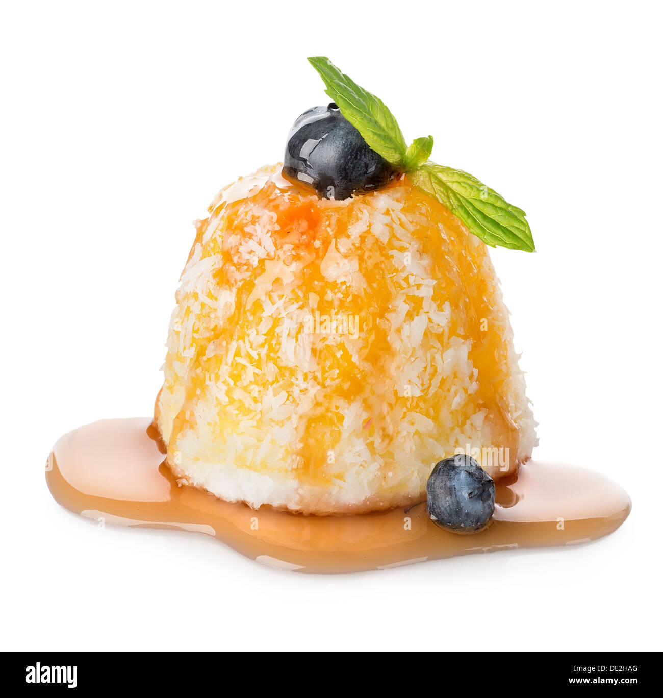 Marmelade-Kuchen mit Heidelbeeren und Minze isoliert auf weiss Stockfoto