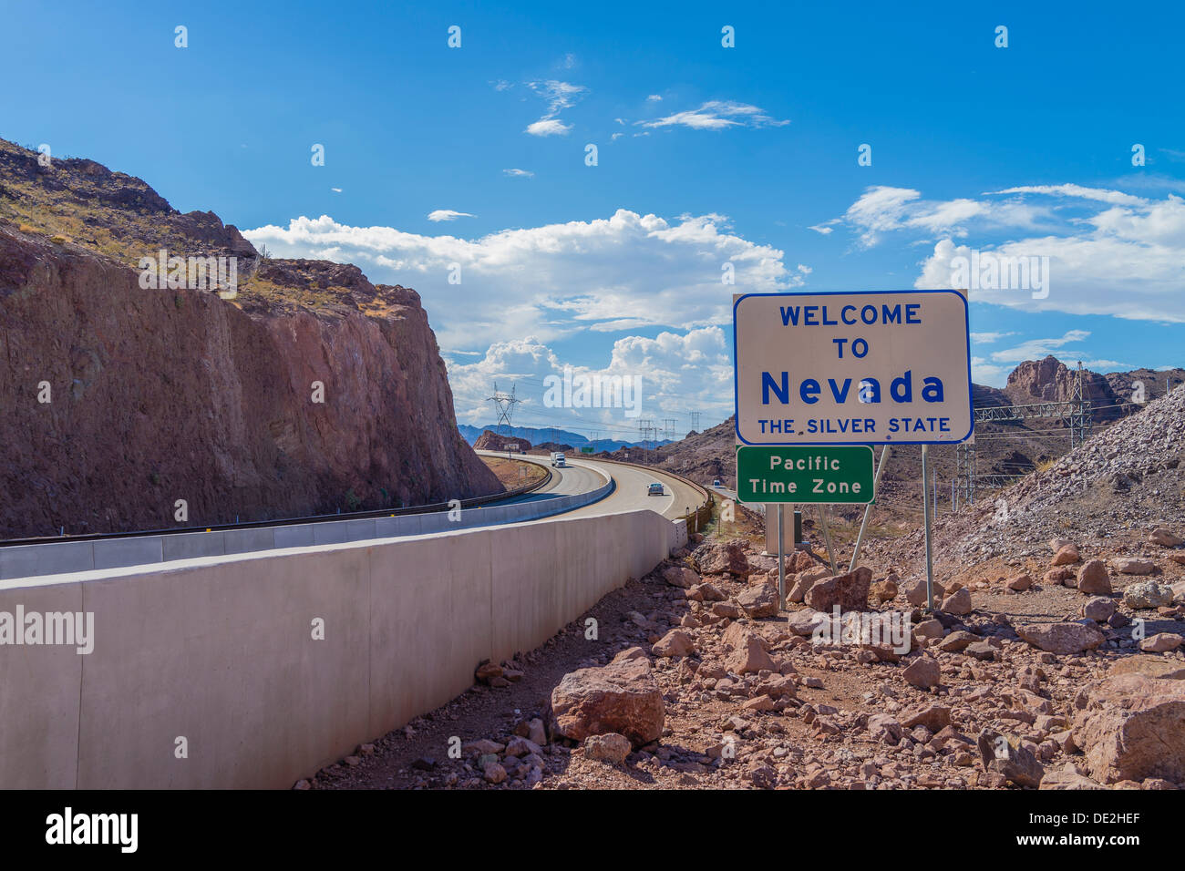Herzlich Willkommen Sie in Nevada auf der Arizona und Nevada State Line durch den Hoover-Staudamm. Pacific Time Zone Zeichen ist darunter. Stockfoto