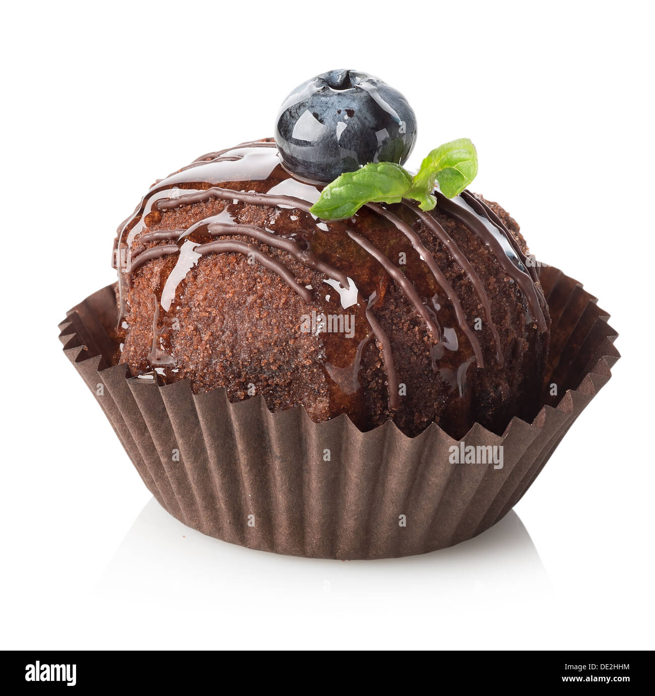 Schokoladenkuchen mit Heidelbeere isoliert auf weiss Stockfoto