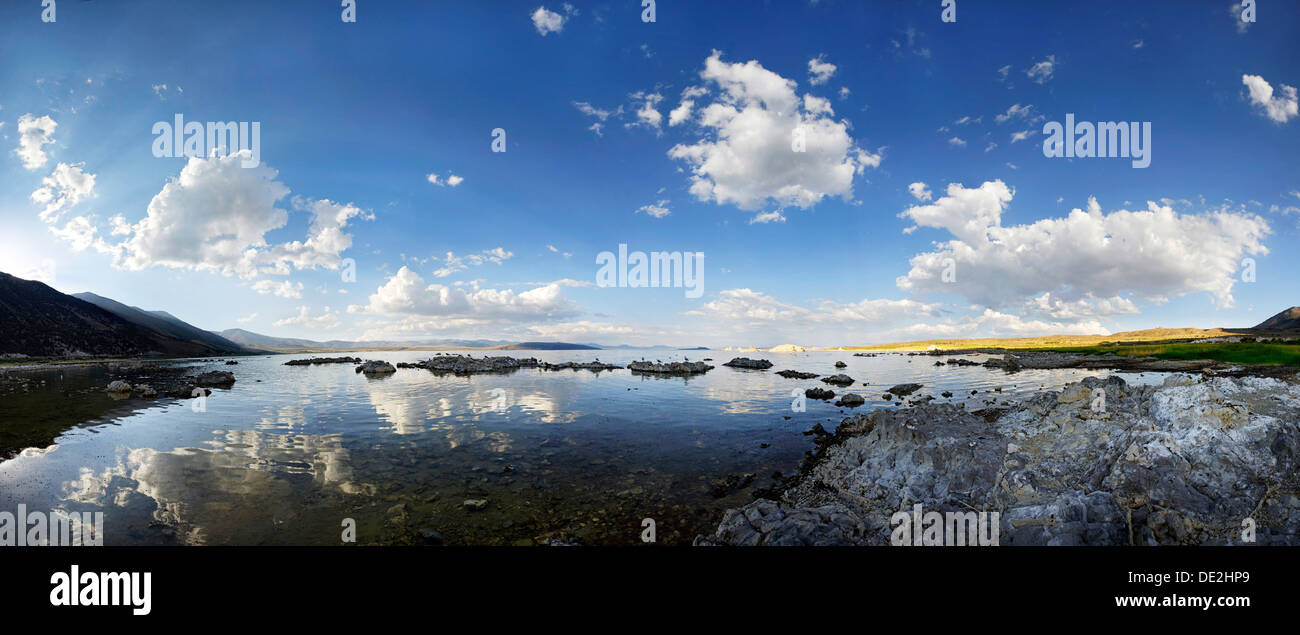 Bewölkter Himmel spiegelt sich im Wasser des sieht Mono Lake, Mono Lake, Lee Vining, California, Vereinigte Staaten Stockfoto