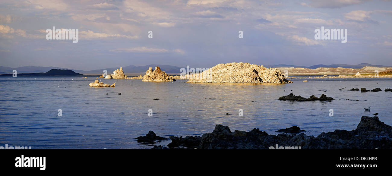 Tuffstein Formationen auf sieht Mono Lake im Abendlicht, Mono Lake, Lee Vining, California, Vereinigte Staaten Stockfoto