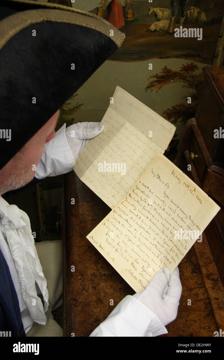 Ein Auktionator Assistent hält ein paar Briefe von Lord Horatio Nelson in Bereitschaft für den Verkauf in einem Auktionshaus in Derbyshire. Stockfoto