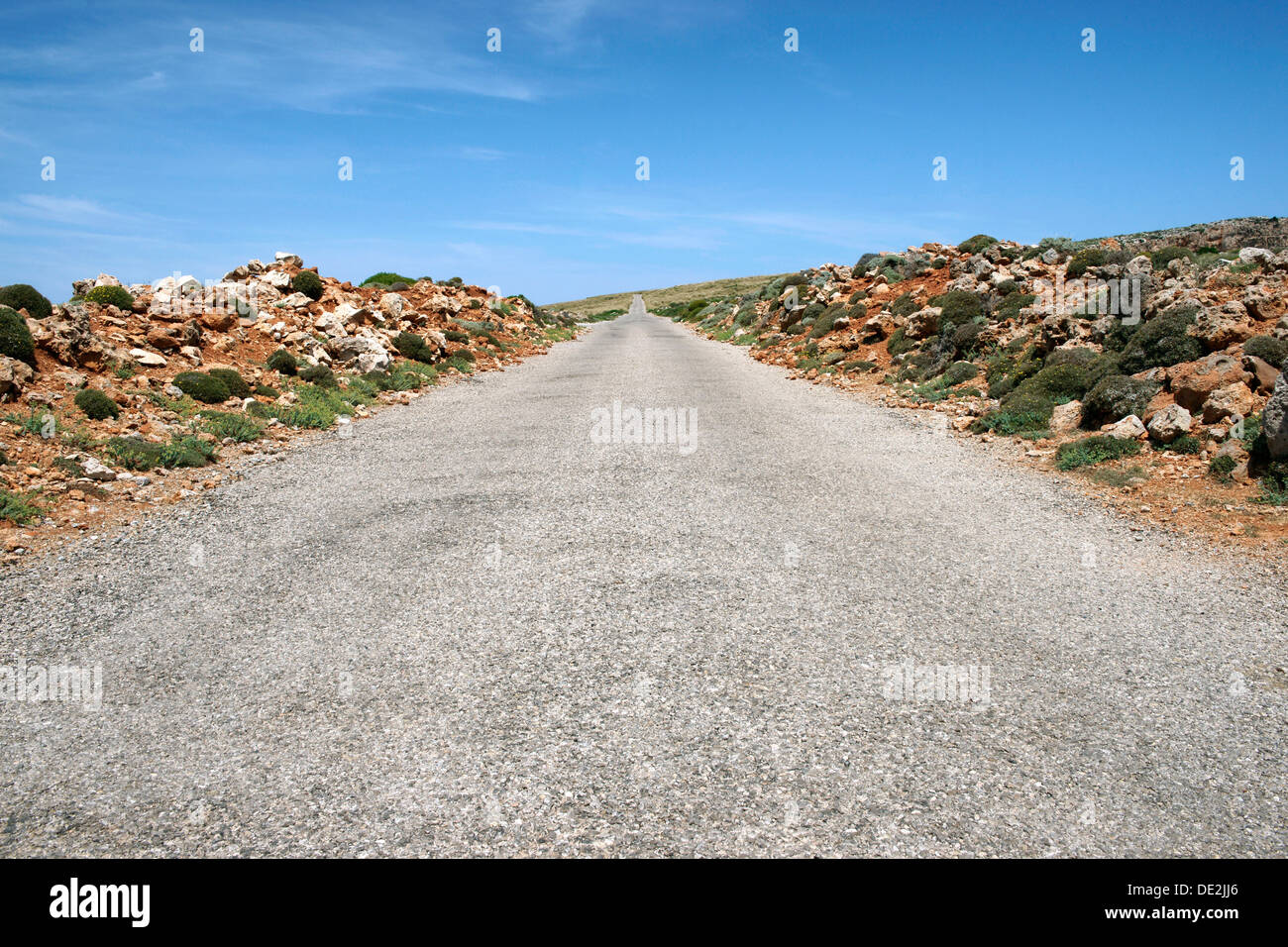 Felsen entlang einer geraden Landstraße am Cap de Cavalleria, Cap de Cavalleria, Menorca, Balearen, Spanien Stockfoto