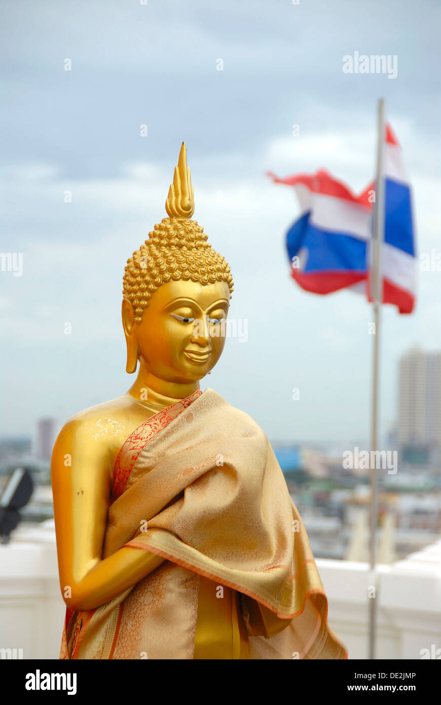 Theravada Buddhismus, goldene Buddha-Statue, Thailands Nationalflagge, goldenen Berg, Kloster Wat Saket, Bangkok, Thailand Stockfoto