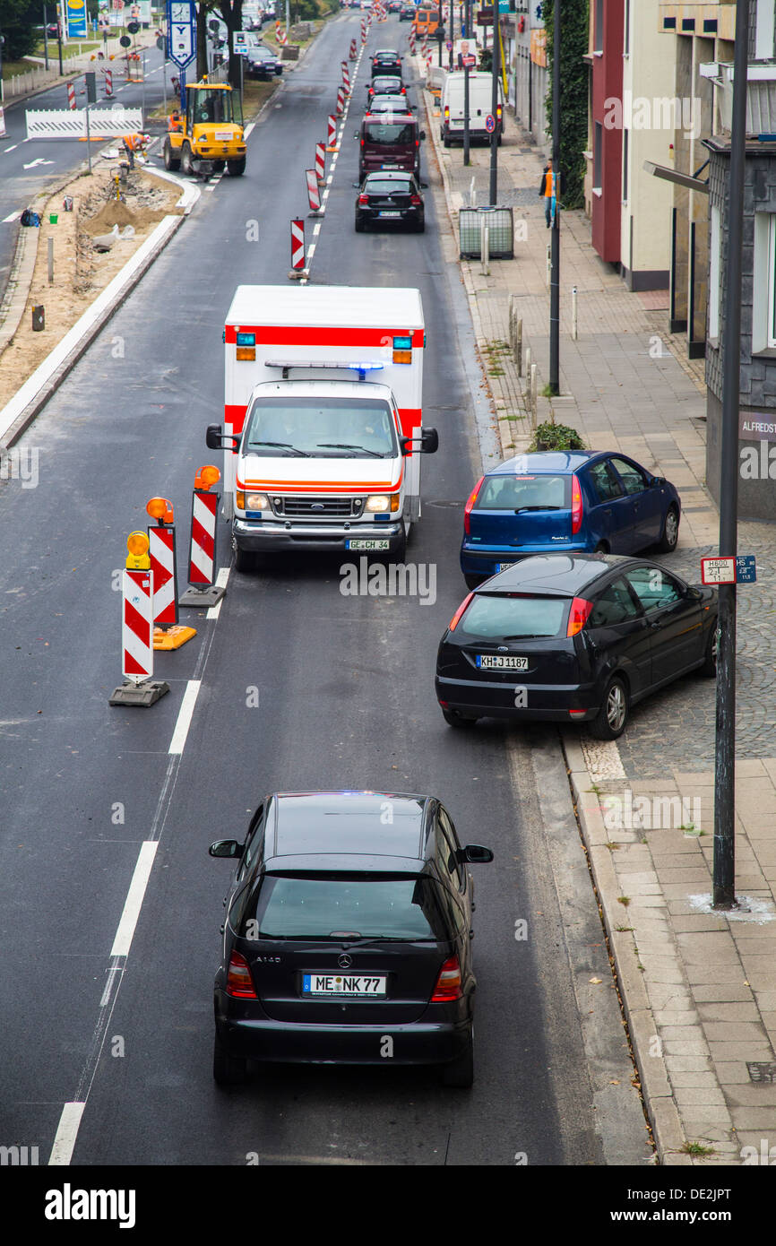 Ambulanz für einen Reise-Alarm mit blinkenden Lichter und Sirenen. Wechselt zu einer innerstädtischen Website gegen die Richtung des Datenverkehrs. Stockfoto