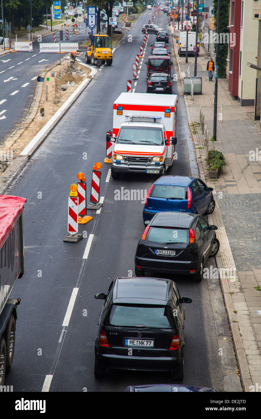 Ambulanz für einen Reise-Alarm mit blinkenden Lichter und Sirenen. Wechselt zu einer innerstädtischen Website gegen die Richtung des Datenverkehrs. Stockfoto
