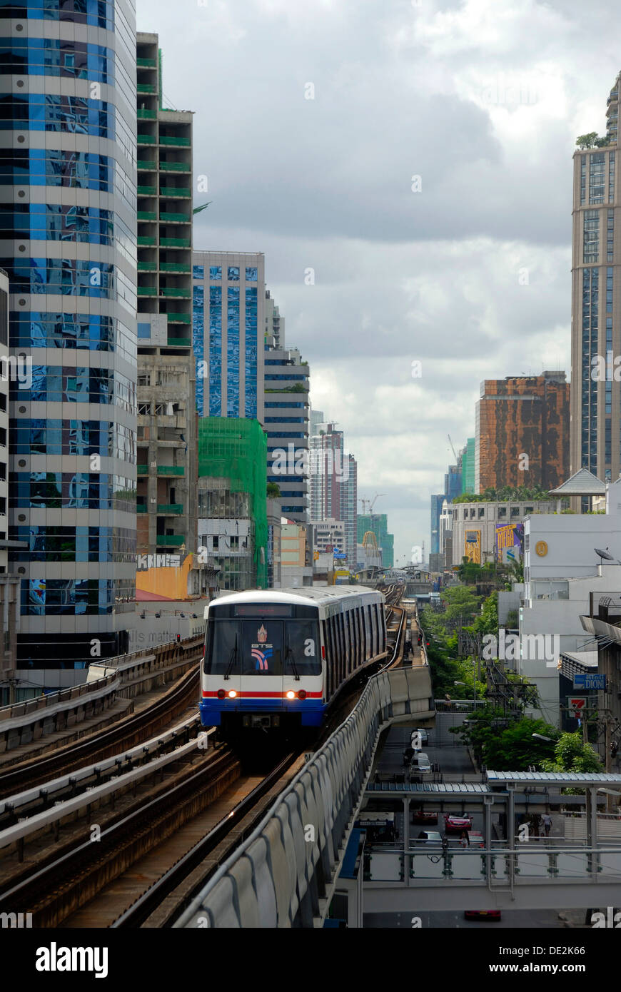 BTS Skytrain, Bangkok Mass Transit System, S-Bahn zwischen Wolkenkratzern, Bangkok, Thailand, Südostasien, Asien Stockfoto