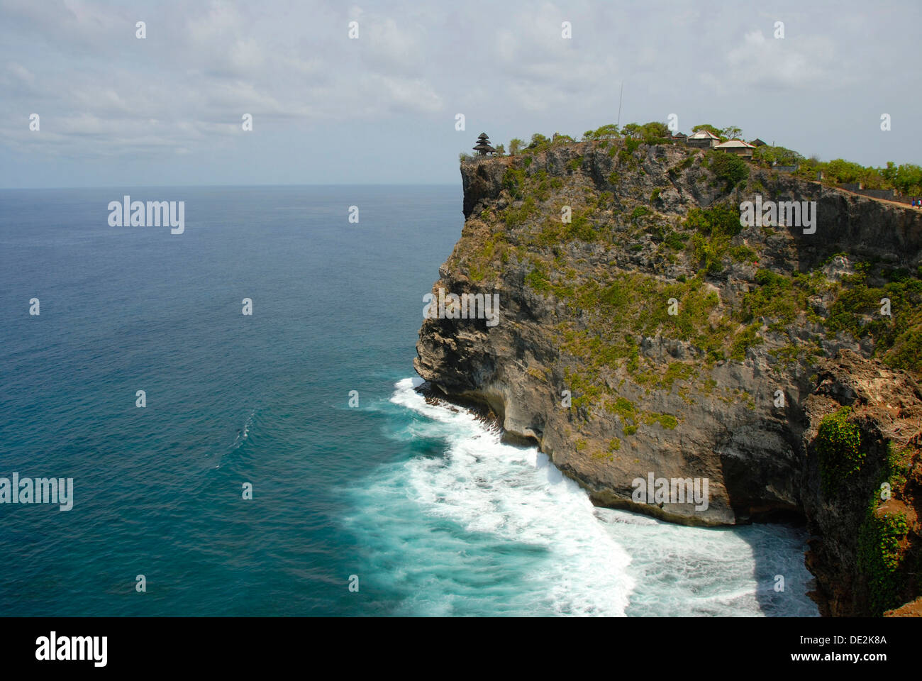 Balinesischen Hinduismus, Heiligtum auf einer Klippe hoch über dem Meer, Pura Luhur Uluwatu Tempel, Halbinsel Bukit, Bali, Indonesien Stockfoto