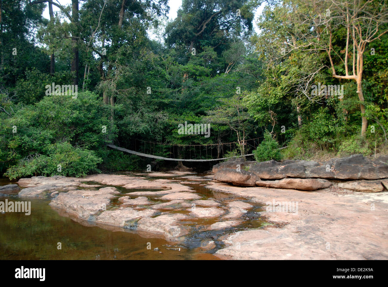 Hängebrücke über Dschungel Bach, felsigen Bachbett, Phou Khao Khouay National Protected Area, Bolikhamsai oder Borikhamxay Stockfoto