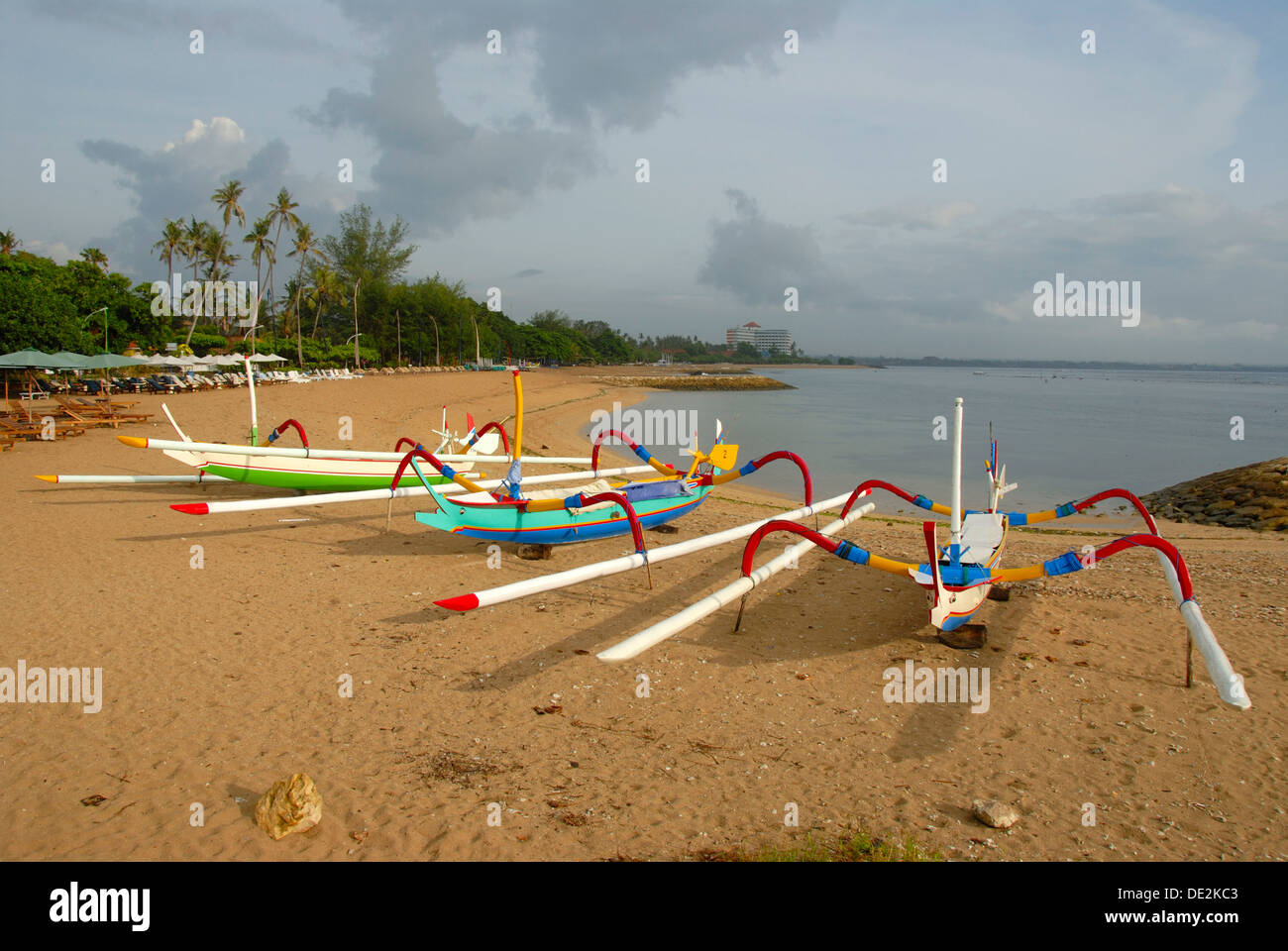 Angelboote/Fischerboote mit Ausleger, Strand von Sanur, Bali, Indonesien, Südostasien, Asien Stockfoto