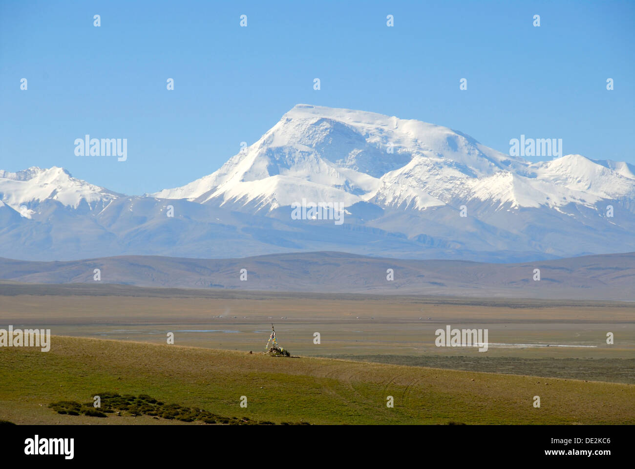 Breiten Plateau und schneebedeckten Berge des Gurla Mandhata, breite Spitze, 7694 m Höhe, Himalaja, Westtibet Stockfoto