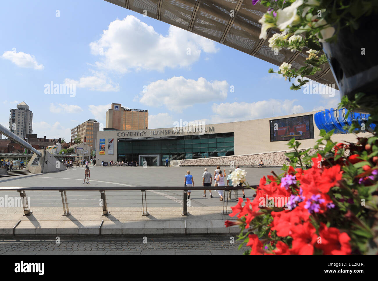 Coventry Transport-Museum an einem Sommertag am Millennium Square in Coventry, Warwickshire, West Midlands, England, UK Stockfoto
