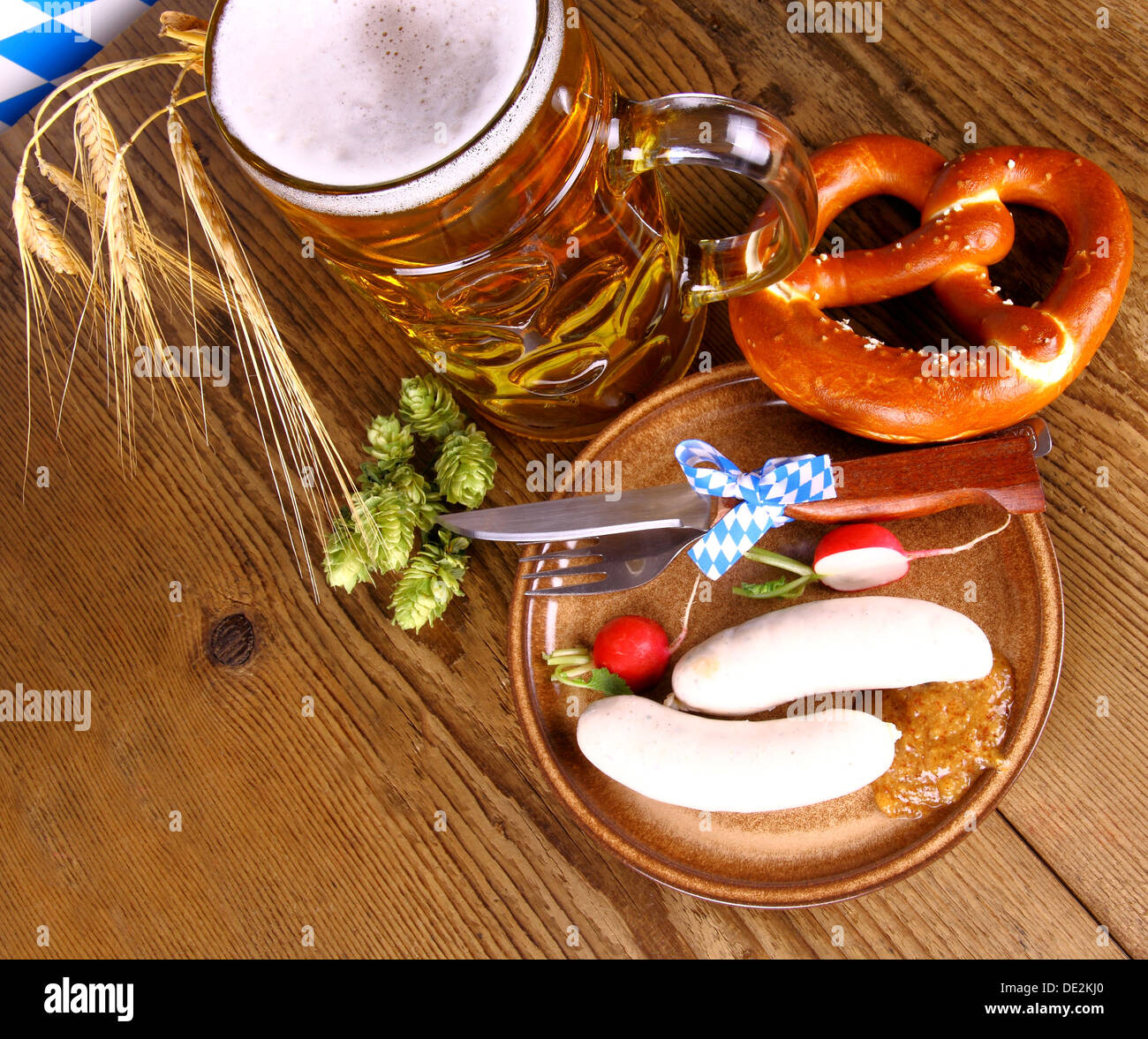 Oktoberfest-Menü - Bier, Weißwurst, Brezel und Rettich, Ansicht von oben Stockfoto