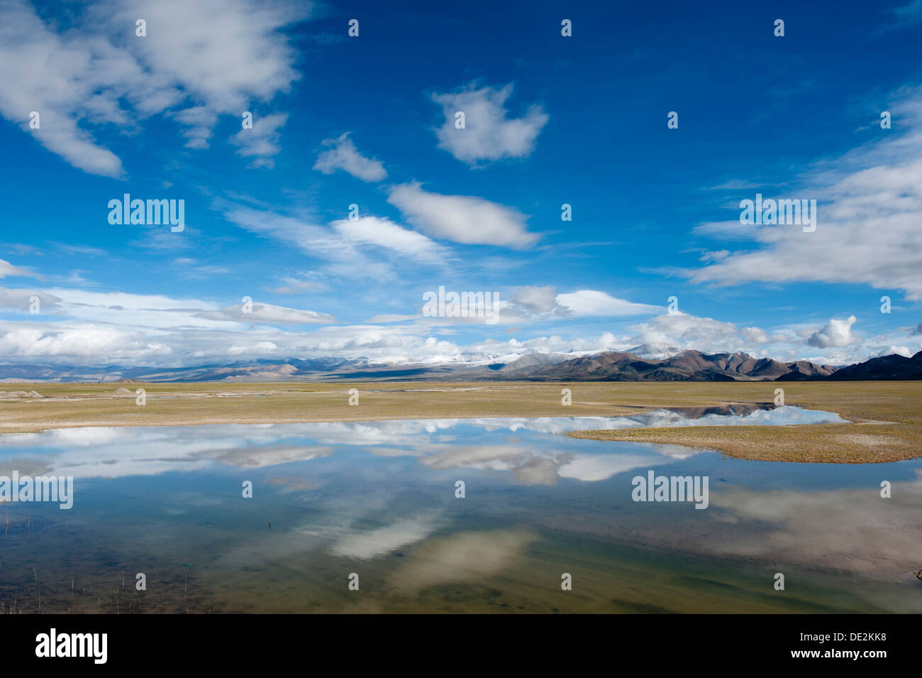 Berge und Wolken spiegeln sich in einem See, weite Landschaft, endlosen Himmel, Trans-Himalaya-Gebirge, Himalaya Range Stockfoto
