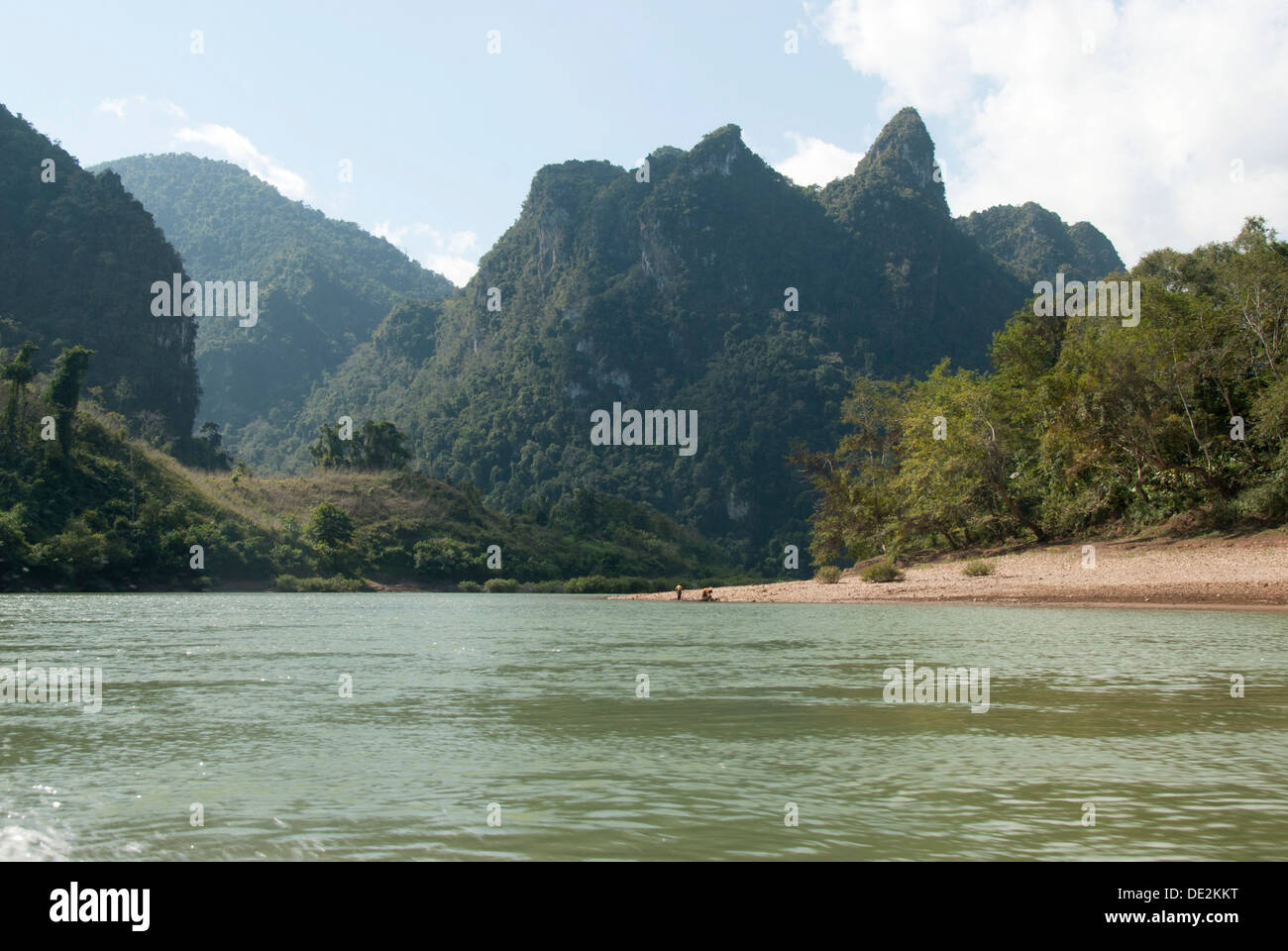 Karstlandschaft, bewaldeten Bergen am Fluss Nam Ou in Muang Ngoi Kao, Provinz Luang Prabang, Laos, Südostasien, Asien Stockfoto