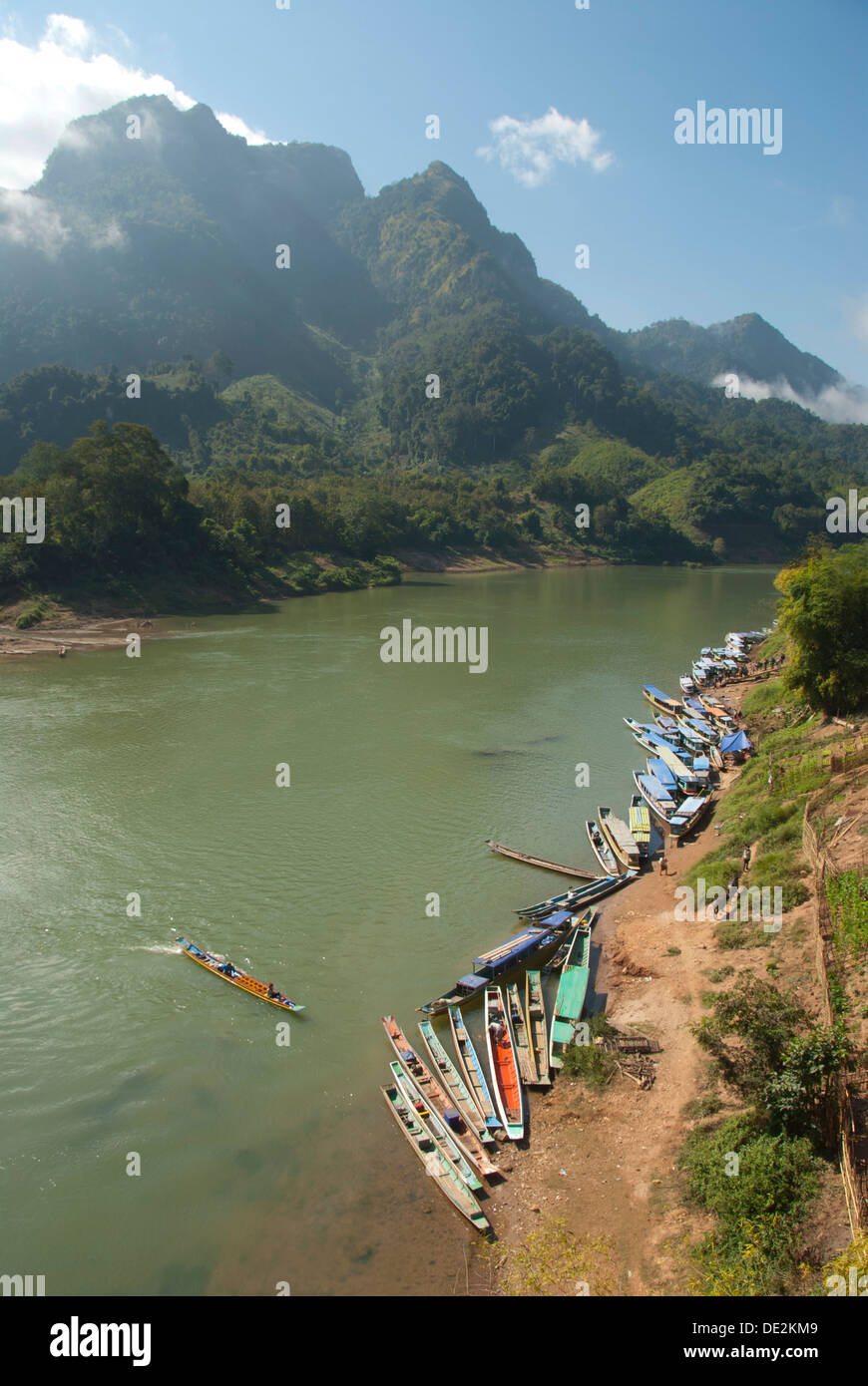 Flusslandschaft, viele Boote am Ufer, Nam Ou Fluss, Nong Khiao, Luang Prabang Provinz, Laos, Südostasien, Asien Stockfoto