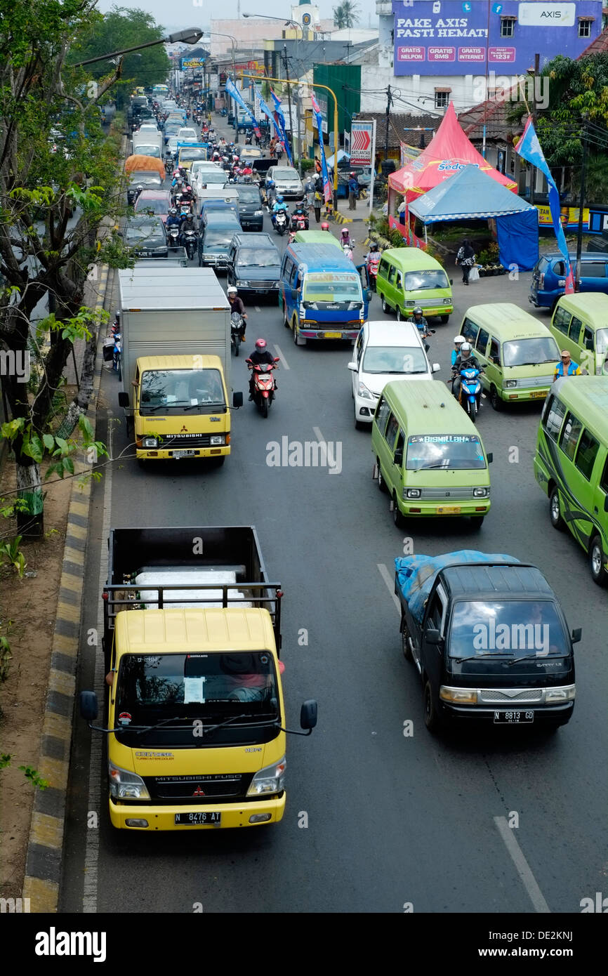 chaotischen Straßenszene als Massen von Menschen beginnen zu Reisen für Familien und als Idul Fitri Urlaub einkaufen gehen in Gang kommt Stockfoto