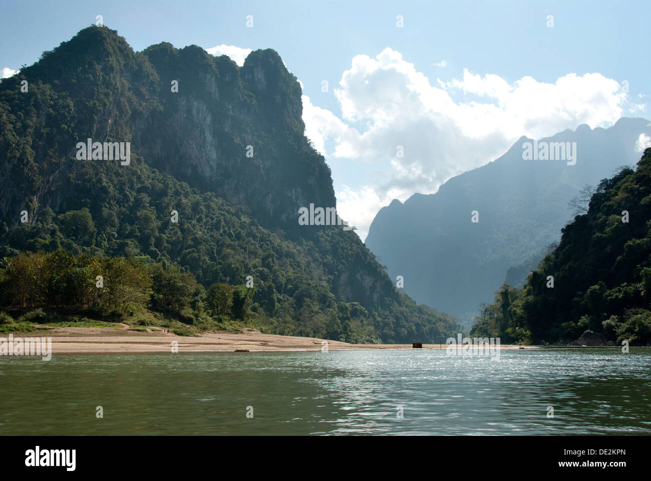 Karstlandschaft, bewaldeten Bergen am Fluss Nam Ou in Muang Ngoi Kao, Provinz Luang Prabang, Laos, Südostasien, Asien Stockfoto